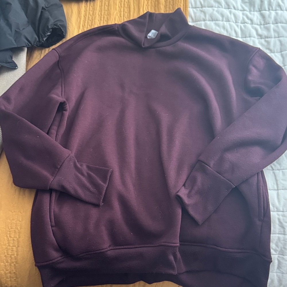 Maroon long sweatshirt with pockets